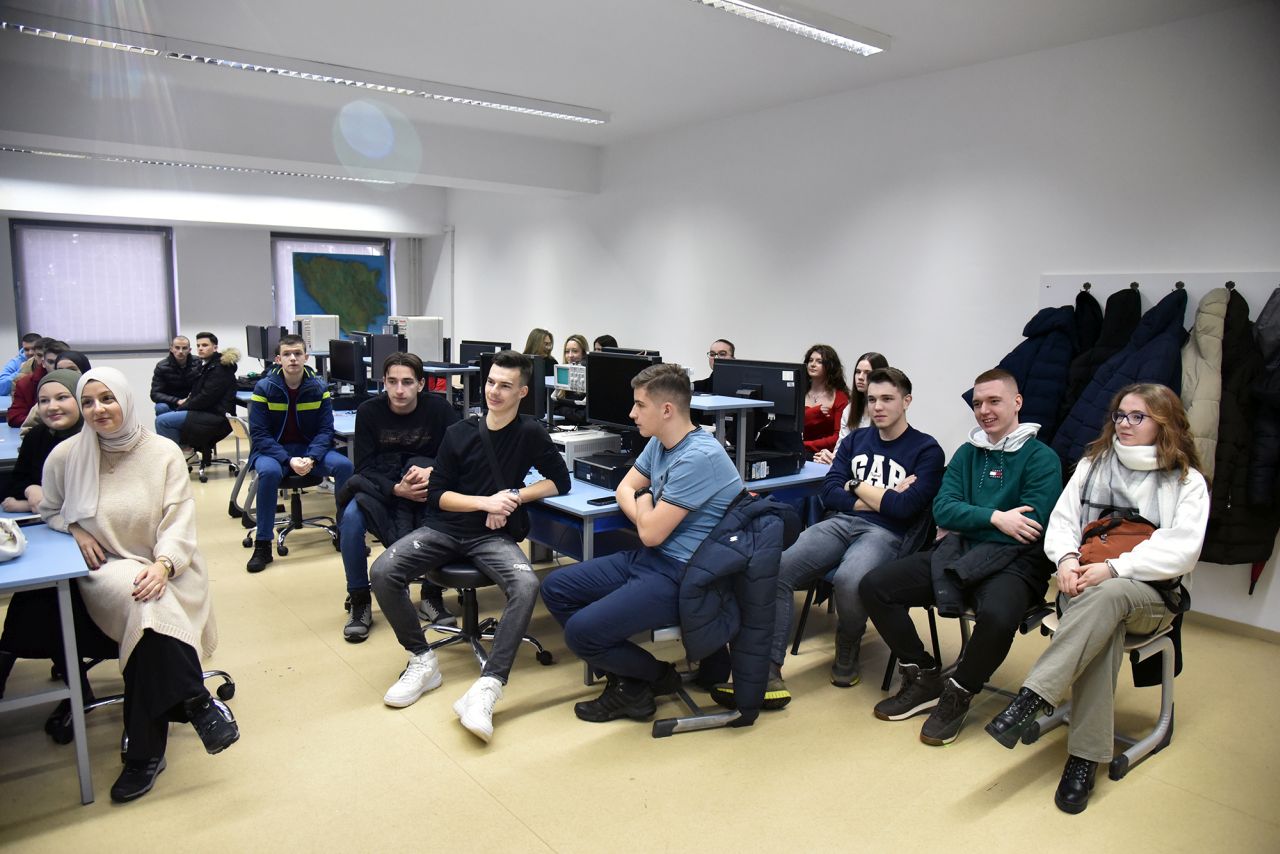 Hands-on Experience: EE “Show and Tell” Workshop Inspires Bosnian High School Students