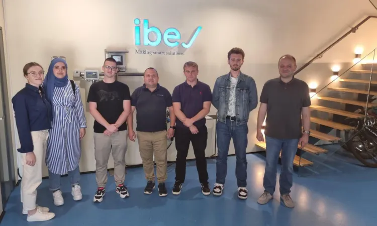 Teori ve Pratik Arasında Köprü Kurmak: IUS EE Öğrencileri Önde Gelen Otomasyon Şirketi IBEJ d.o.o.'yu Ziyaret Etti